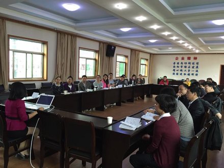 認真辦公中的工作人員